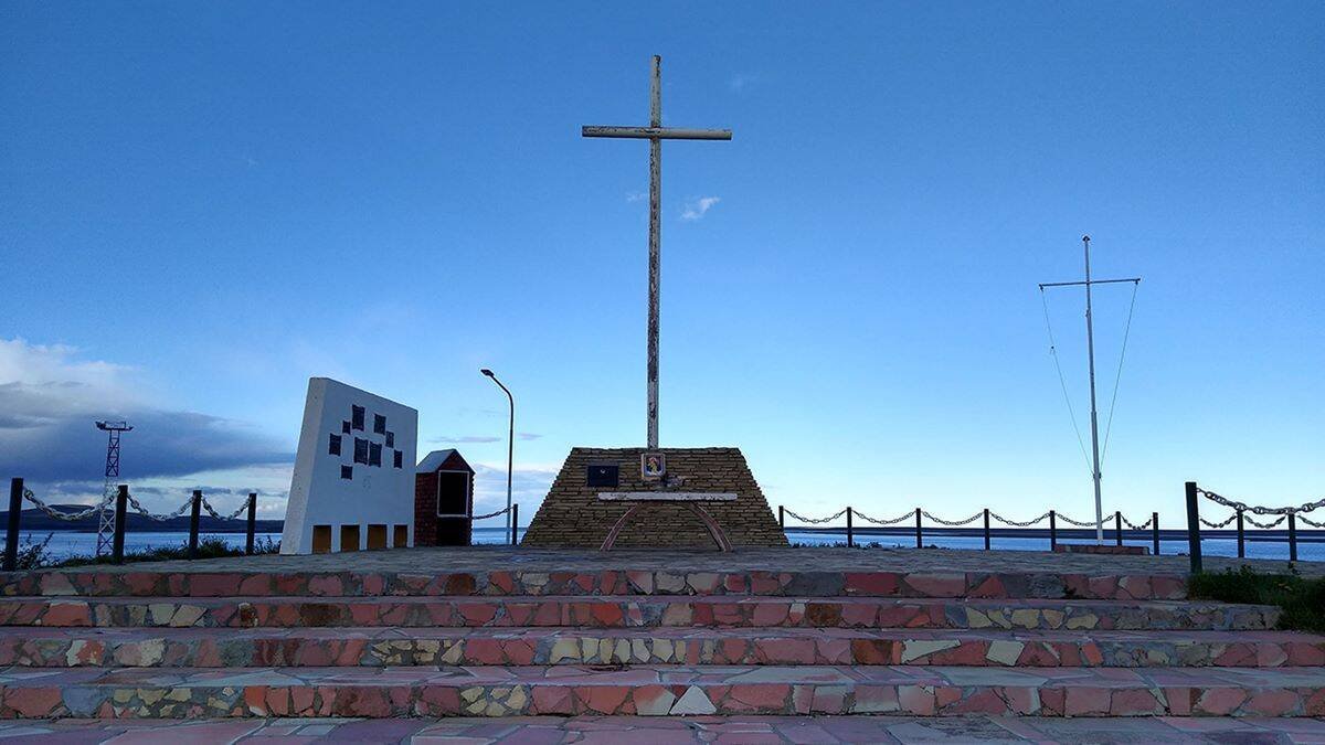 Monumento conmemorativo a la primera misa celebrada en Argentina, en Puerto San Julián, el 1 de abril de 1520. Foto: @Programa_FE