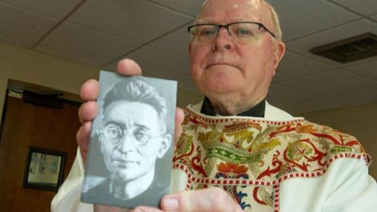 El padre Driscoll muestra una estampa del beato Brandsma, cuyo milagro por su  intercesión le salvó la vida / EFE