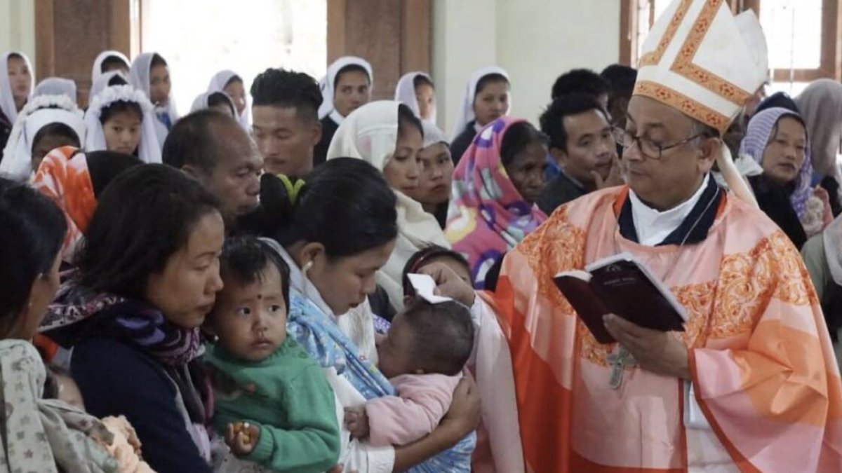 Cuando Pallipparambil apenas era un seminarista, le visitó en su casa una expedición de nativos a los que ayudó y habló de Dios.