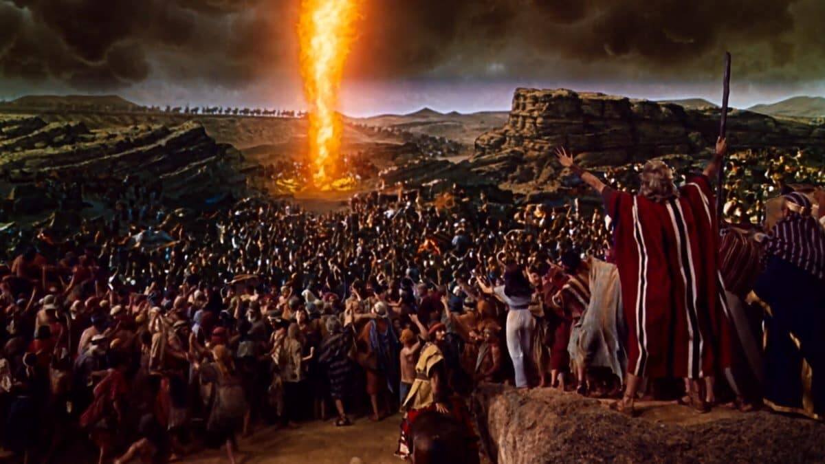 Todo el Antiguo Testamento es una prueba del deseo de cercanía de Dios a los hombres. En la imagen, un momento del Éxodo en 'Los Diez Mandamientos' (1956) de Cecil B. DeMille.