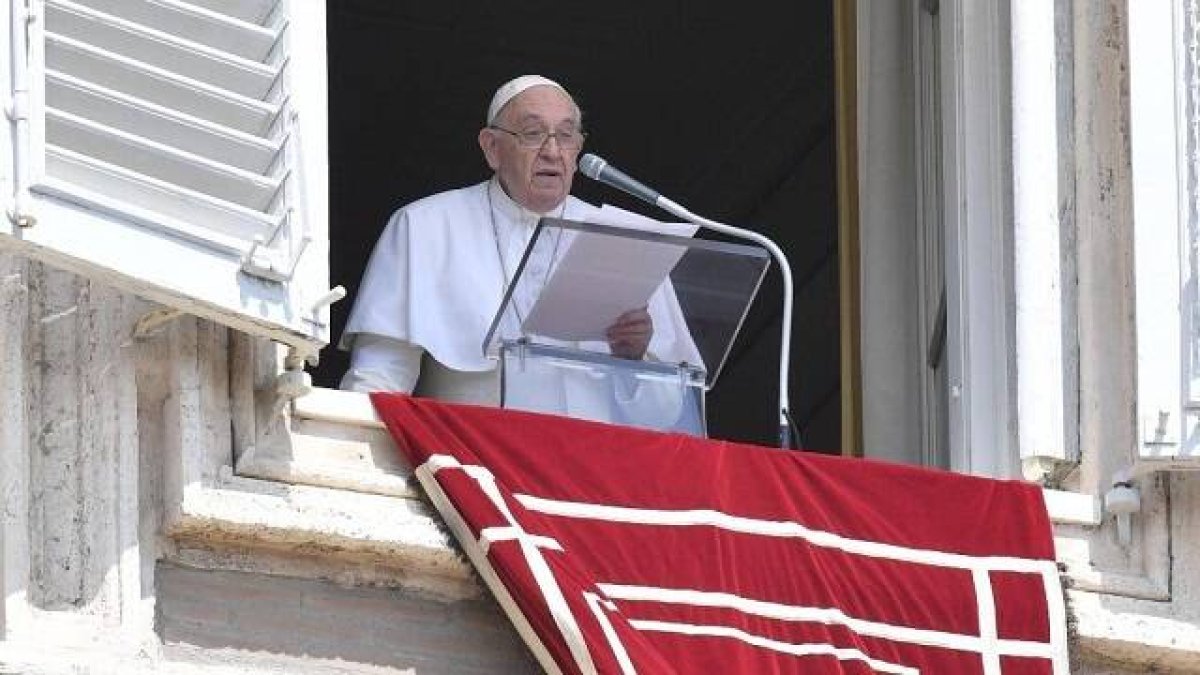 El Papa rezó este lunes fiesta de la Asunción la oración del Ángelus junto a miles de fieles en la Plaza de San Pedro / Vatican Media