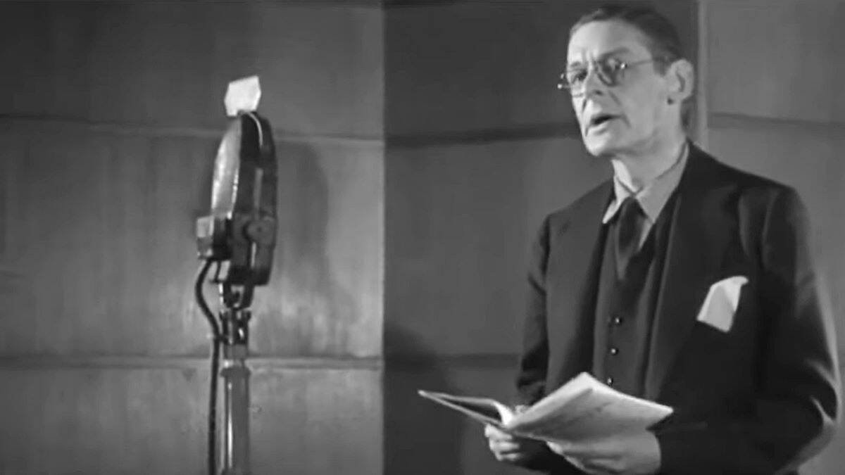 T.S. Eliot (1888-1965), durante una lectura radiofónica de su obra poética 'Cuatro cuartetos'.