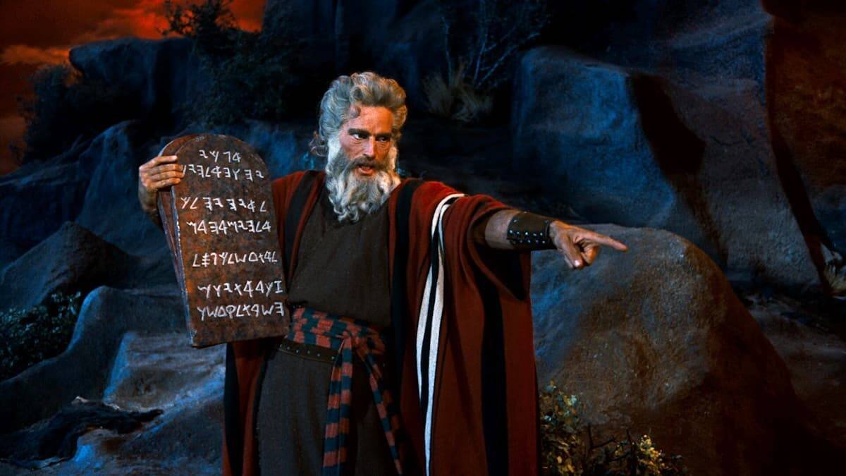 ¿Cómo pretenden educar a los ciudadanos aquellos que ni creen ni practican los Diez Mandamientos? En la imagen, Moisés (Charlton Heston) con las Tablas de la Ley en 'Los Diez Mandamientos' (1956) de Cecil B. DeMille.