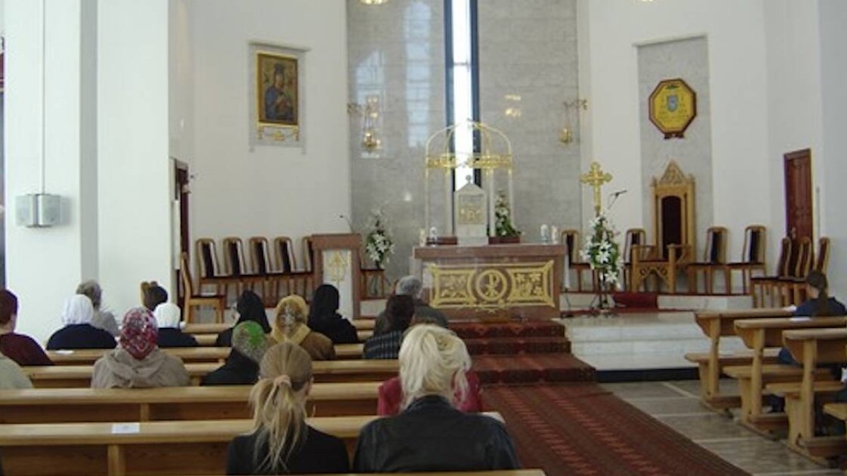 La Iglesia Católica llega al país en el siglo XVIII pero su presencia, ininterrumpida, no se produce hasta hace medio siglo.