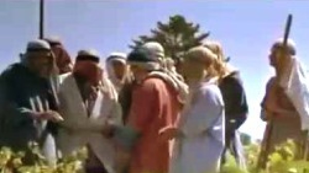 Llama a los jornaleros y págales el jornal.