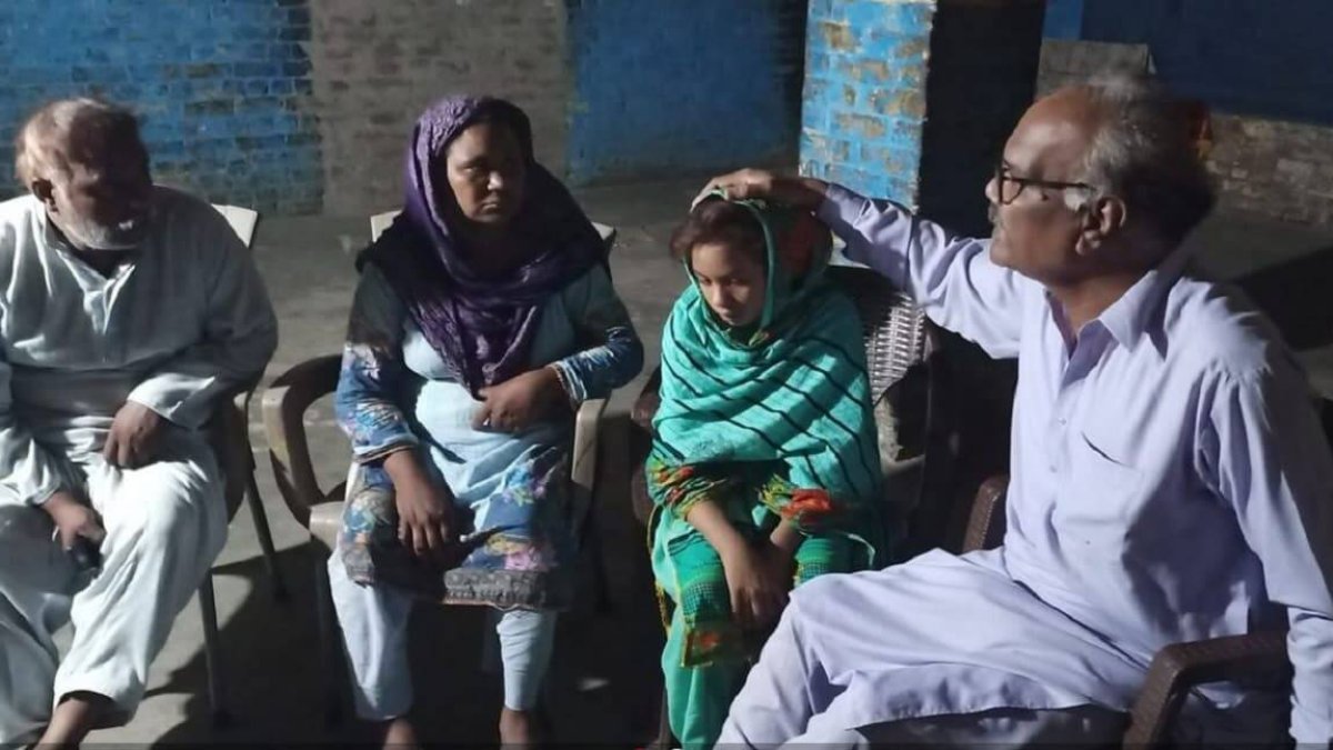 Saba, con sus padres ya en su casa tras haber logrado escapar de su secuestro y conversión forzosa al islam.