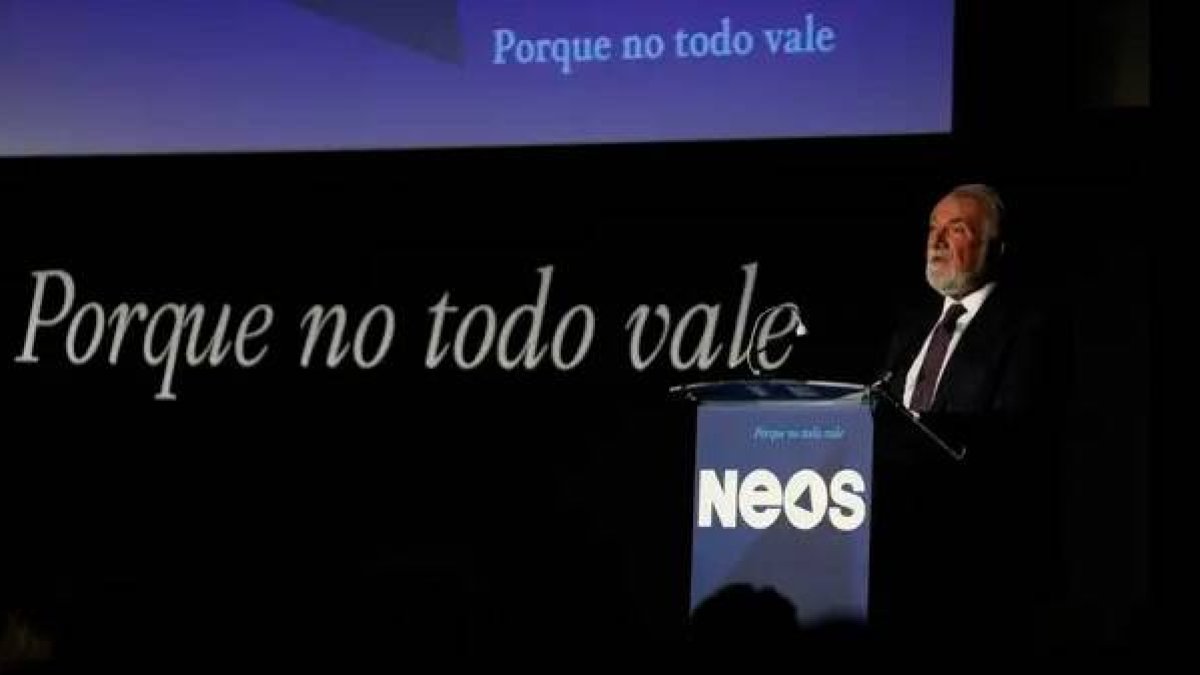 Mayor Oreja fue el ponente inicial en la presentación de Neos - foto de Gonzalo Pérez Mata, en La Razón