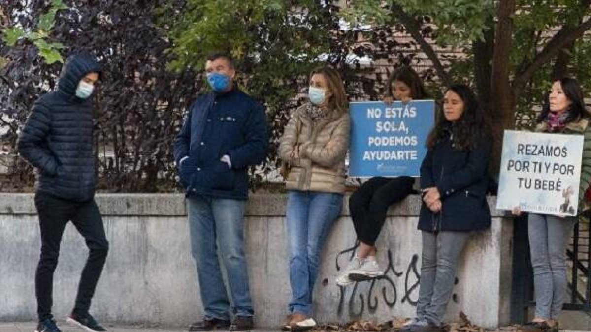 Un grupo de voluntarios de 40 Días por la Vida rezando... se colocan ante clínicas abortistas, pero no impiden el paso ni hablan