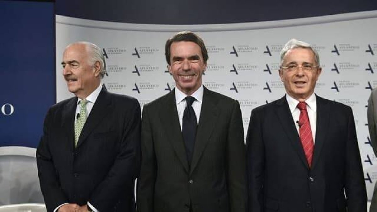 José María Aznar (centro de la imagen) y los expresidentes colombianos Pastrana (izquierda) y Uribe (derecha) son algunos de los firmantes de esta carta.