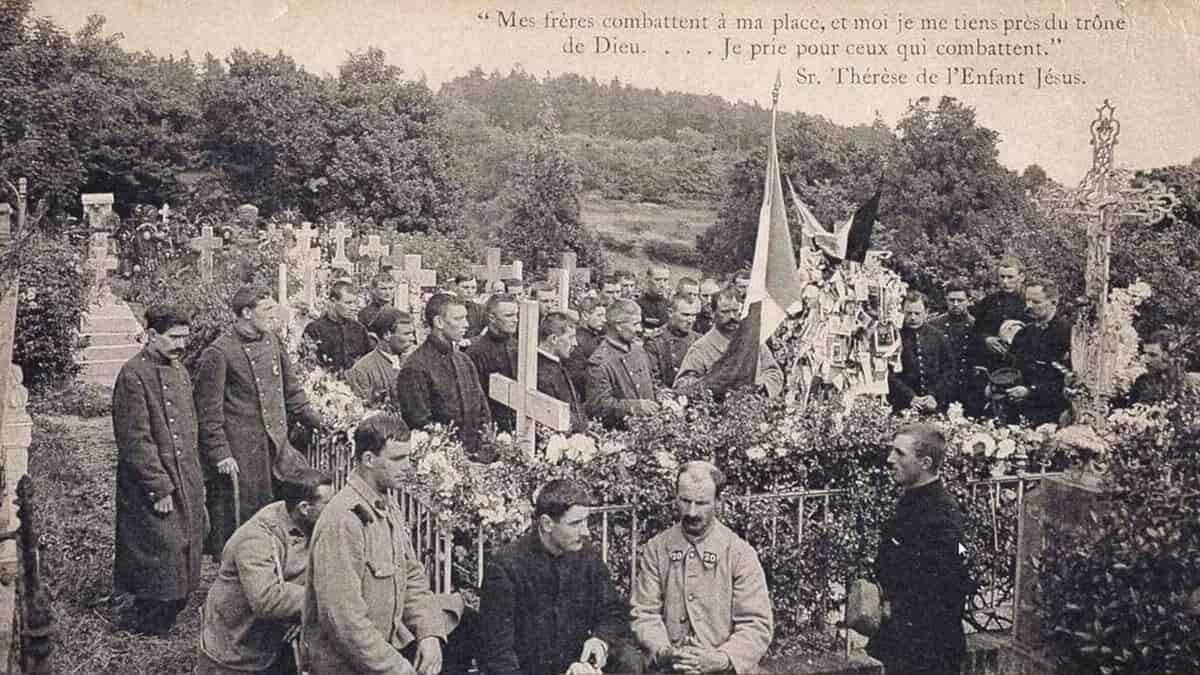 Soldados de la Primera Guerra Mundial rezan agradecidos ante la tumba de Teresita de Lisieux, que aún no era santa.