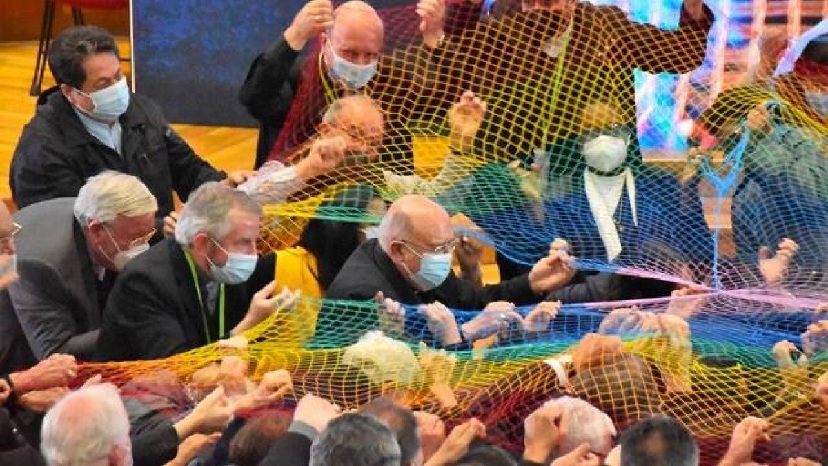 Obispos y miembros de la Asamblea Eclesial con una red de colores