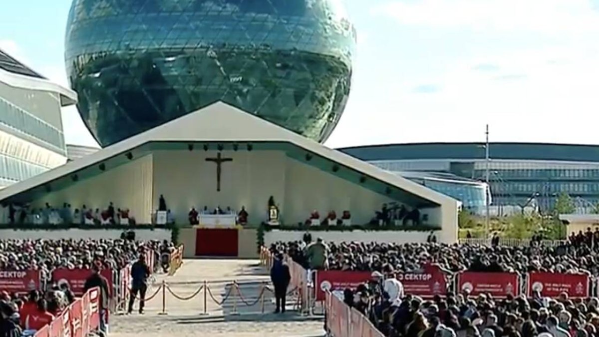 El Papa preside una misa en la capital del país con motivo de su participación en el VII Congreso de Religiones.