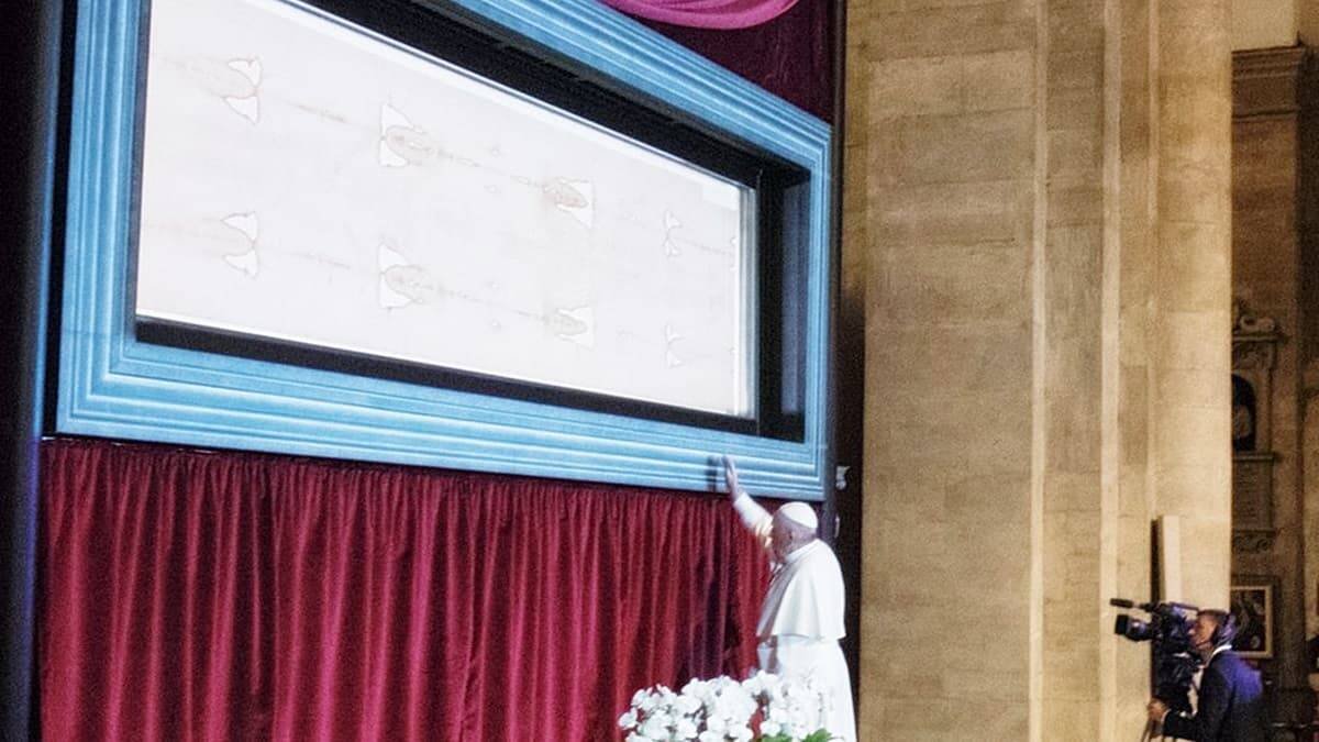 Francisco veneró la Sábana Santa en la catedral de Turín en la ostensión de 2015. Foto: Renzo Bussio / Sindone.org