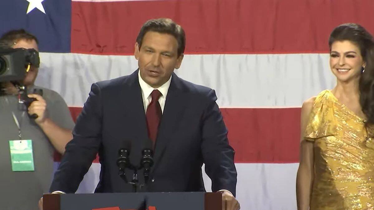 Ron de Santis se dirige a sus seguidores tras ser reelegido como gobernador de Florida con cerca del 60% de los votos.