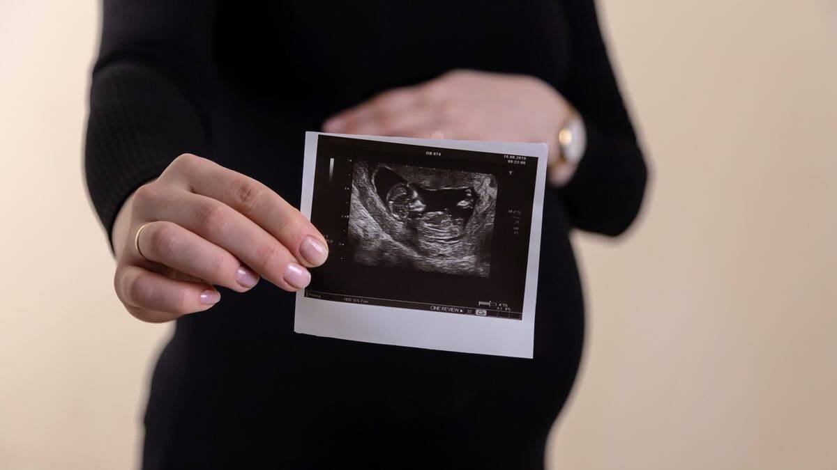 El hecho insoslayable de que el ser humano en gestación es un ser humano deslegitima cualquier intento de convertir su eliminación en un derecho. Foto: Volodymyr Hryshchenko / Unsplash.