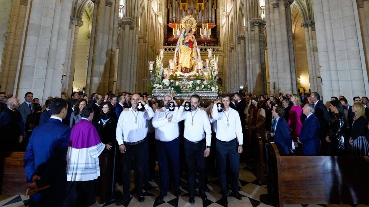 La Virgen de la Almudena, llevada por los anderos de Jesús de Medinaceli. Foto: Luis Millán / Archimadrid.org.