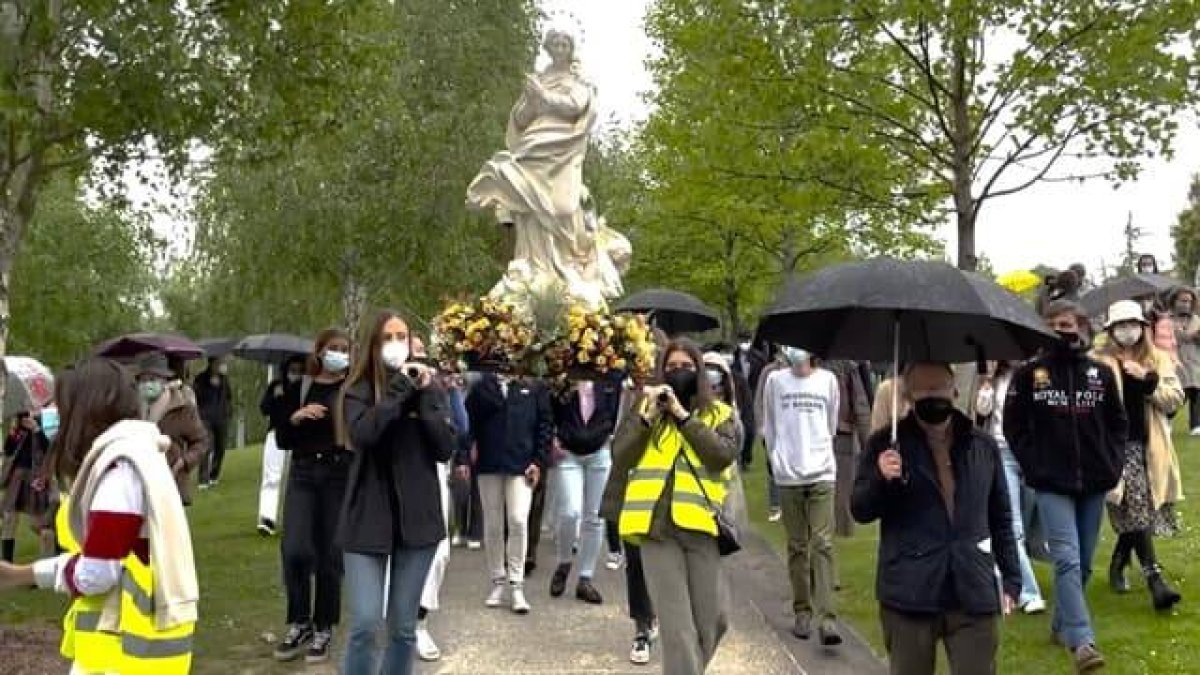 Cuando todavía en España había restricciones de todo tipo, Madre Ven tuvo la audacia de salir en peregrinación llevando por toda España el amor de y a la Virgen María. La película 'Madre Ven' hace justicia a esa entrega.