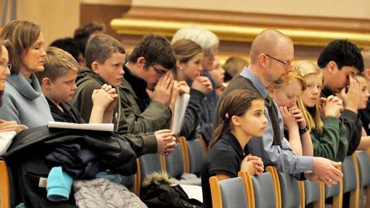 Familias católicas rezan en una misa con intenciones provida en 2014 en la catedral de Indianápolis - foto de Sean Gallagher en ArchIndy.org