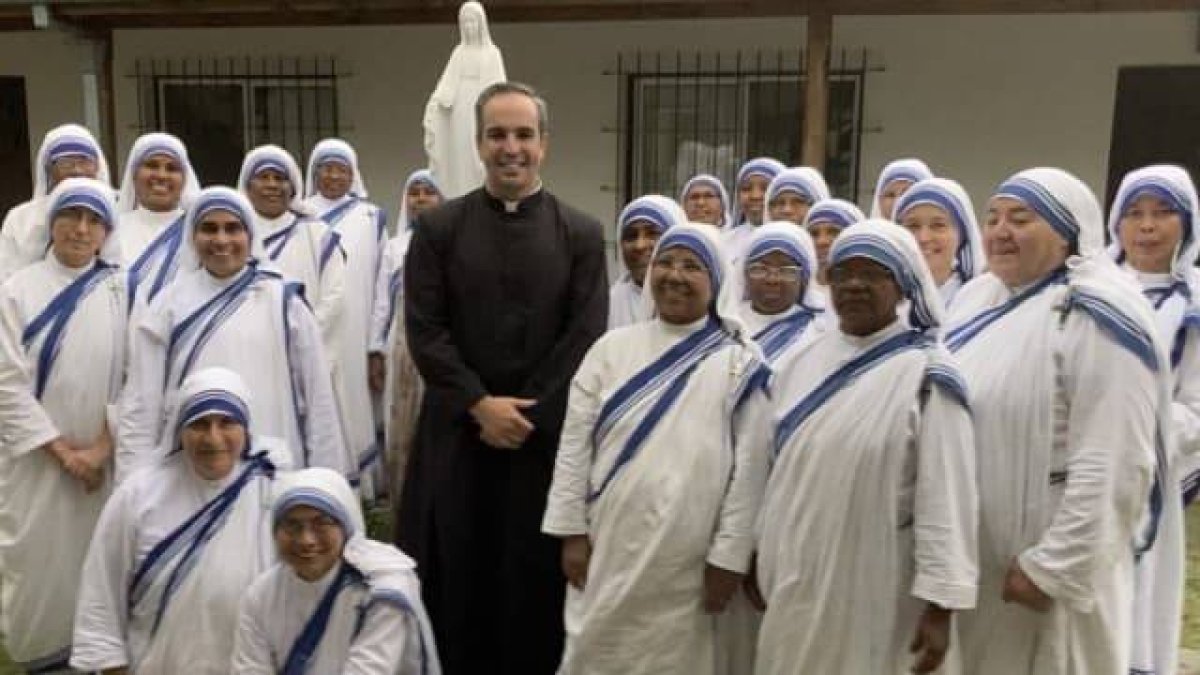 El padre Ignacio Amorós, con un grupo de misioneras de la Caridad, orden que ha sido fundamental en su vida