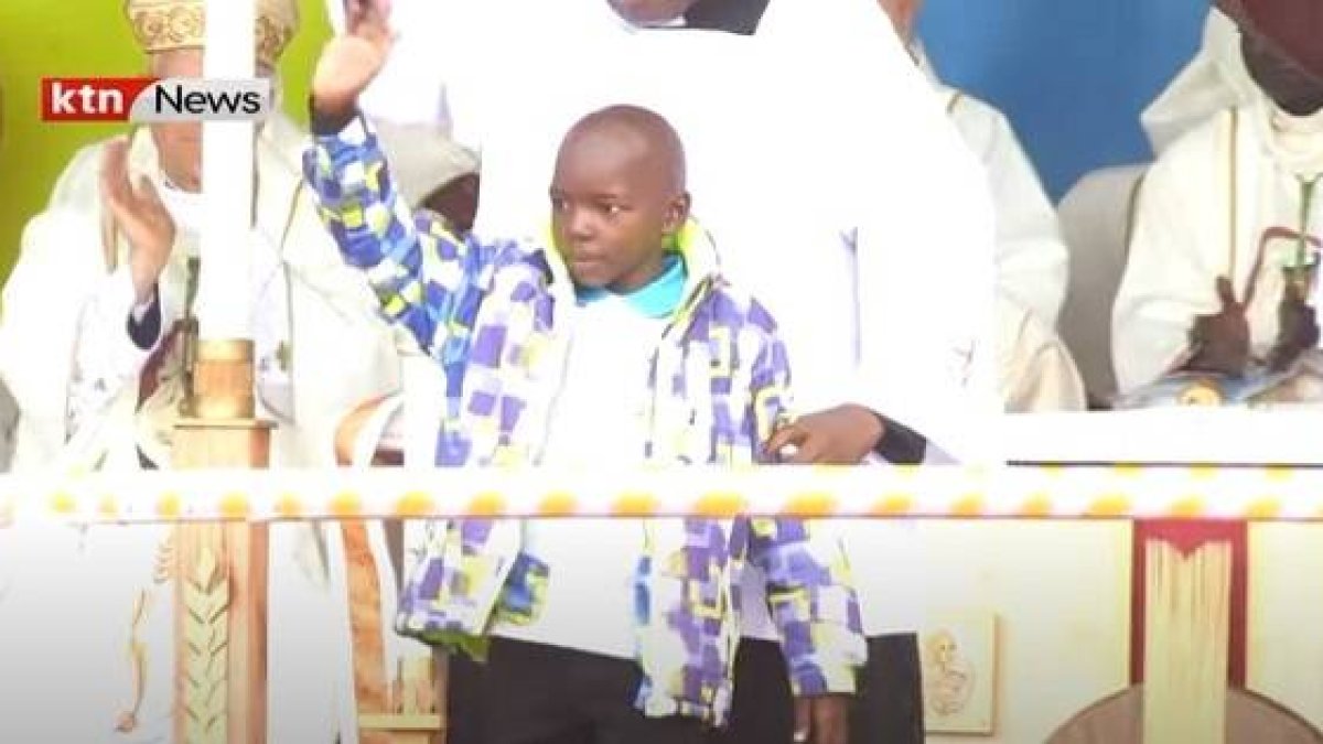 Hilary Kiama Msafiri, con 9 años en la beatificación de la religiosa que, desde el Cielo, salvó su vida, o se la devolvió