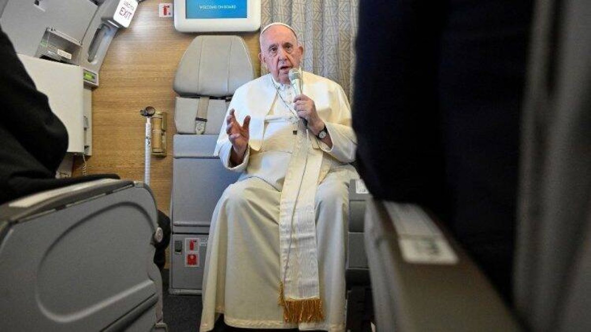 Francisco, durante la rueda de prensa en el vuelo de regreso desde Kazajistán. Foto: Vatican News.