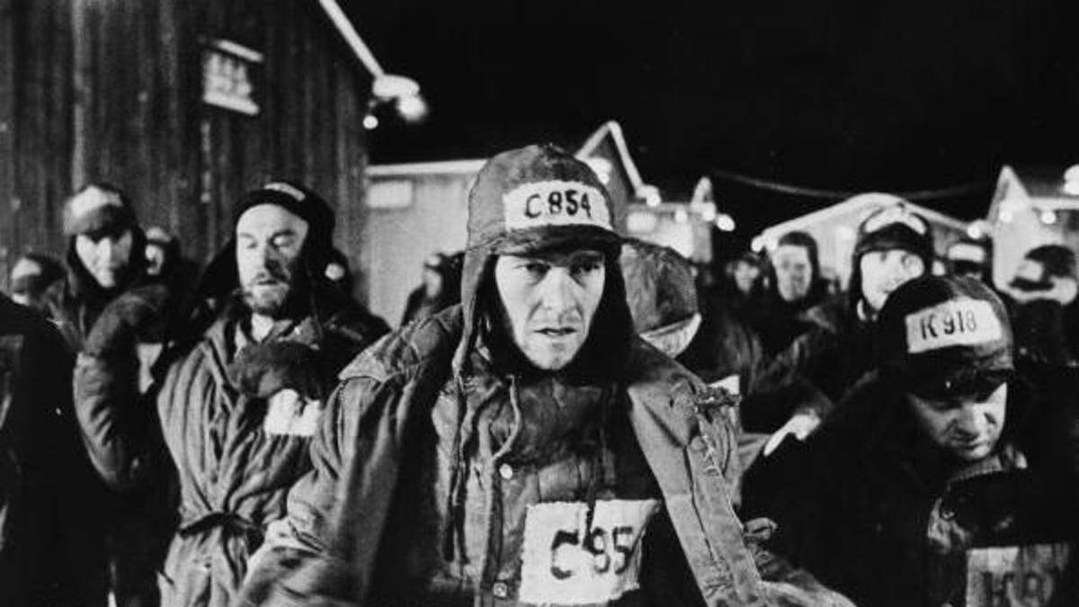 La novela de Alexandr Soljenitsin 'Un día de la vida de Ivan Denisovich' fue llevada al cine en 1970, bajo la dirección de Caspar Wrede y con Tom Courtenay (en el centro de la imagen) como Ivan Denisovich.