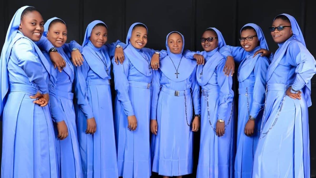 Las Hermanas de Jesús Salvador son una congregación de reciente fundación y con abundantes vocaciones. Estas ocho jóvenes hicieron su profesión en agosto del año pasado.