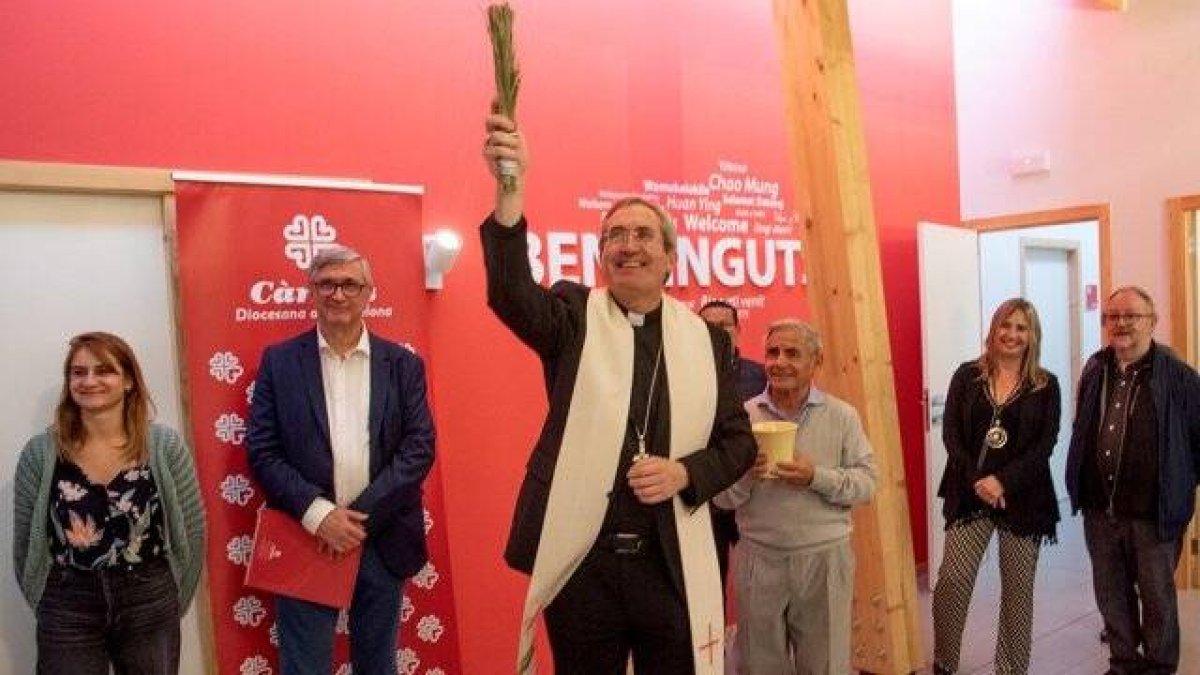 Javier Vilanova, obispo auxiliar del Arzobispado de Barcelona, bendice el nuevo local de Cáritas en Cornellá que atenderá a cerca de 7.000 personas.