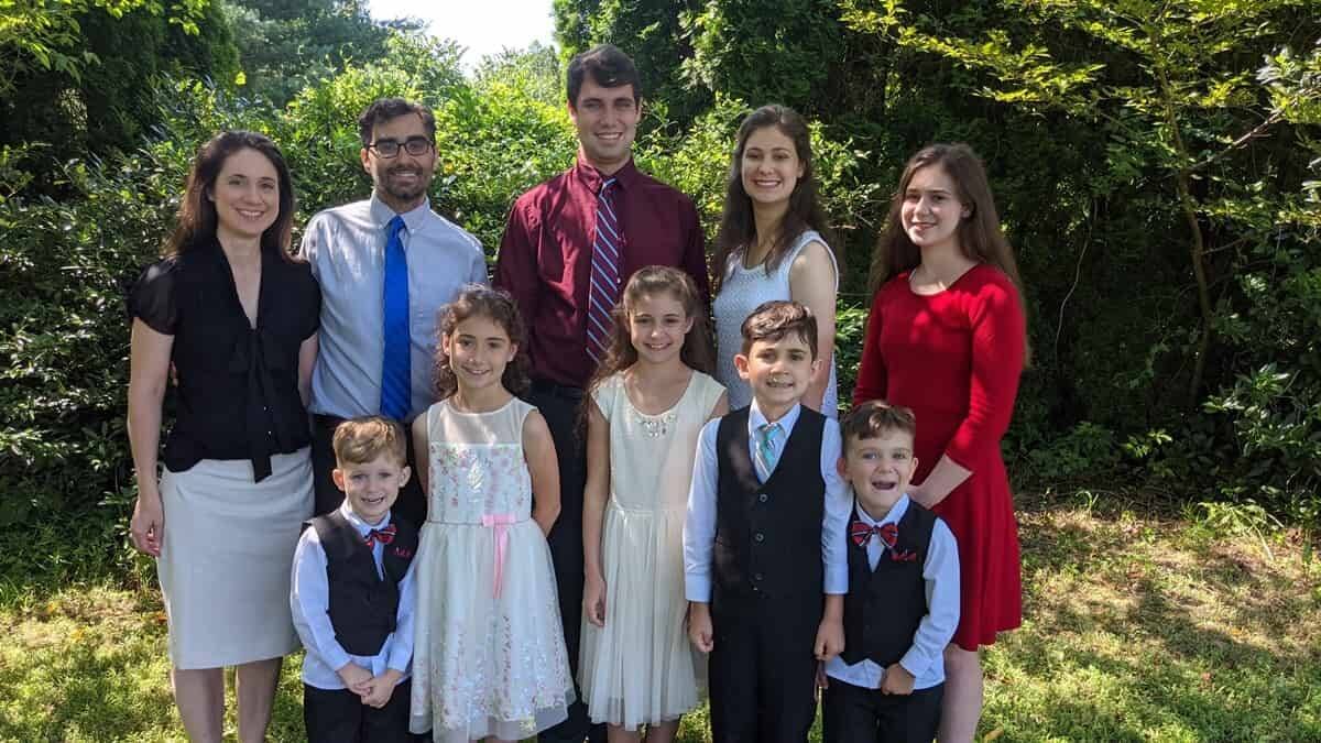 Tim Clark, su esposa y sus ocho hijos, por los que muchas veces le han pedido 'explicaciones'.