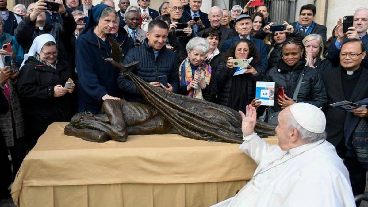 Francisco bendice la escultura 'Refugio' de Timothy Schmalz, regalada a la Familia Vicentina para animar su labor por las personas sin hogar.
