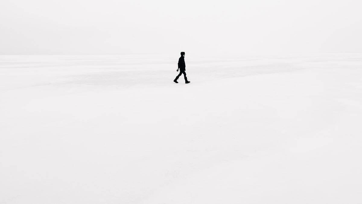 A base de no asumir nunca compromisos estables y duraderos, el hombre va quedando en soledad y vacío existencial. Imagen: Émile Séguin / Unsplash.
