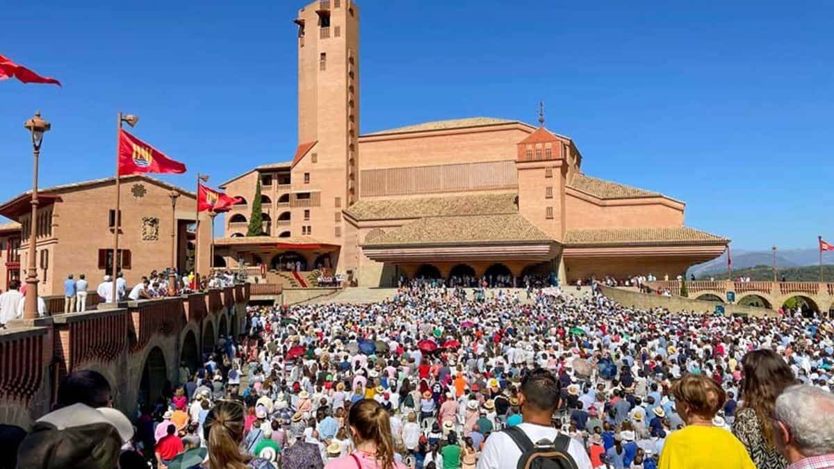 MIles de personas llenaron la explanada del santuario de Torreciudad en la 30ª Jornada Mariana de la Familia.