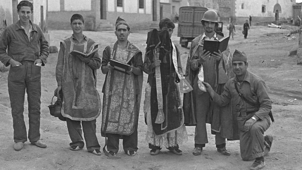 Escenas como ésta se repitieron durante la Guerra Civil en toda la España bajo el poder del Frente Popular tras el saqueo de sacristías, conventos o parroquias.