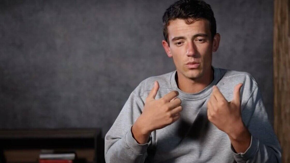 Volviendo del colegio un coche le atropelló y casi muere. La estancia en el hospital le ayudó para hablar con Dios.