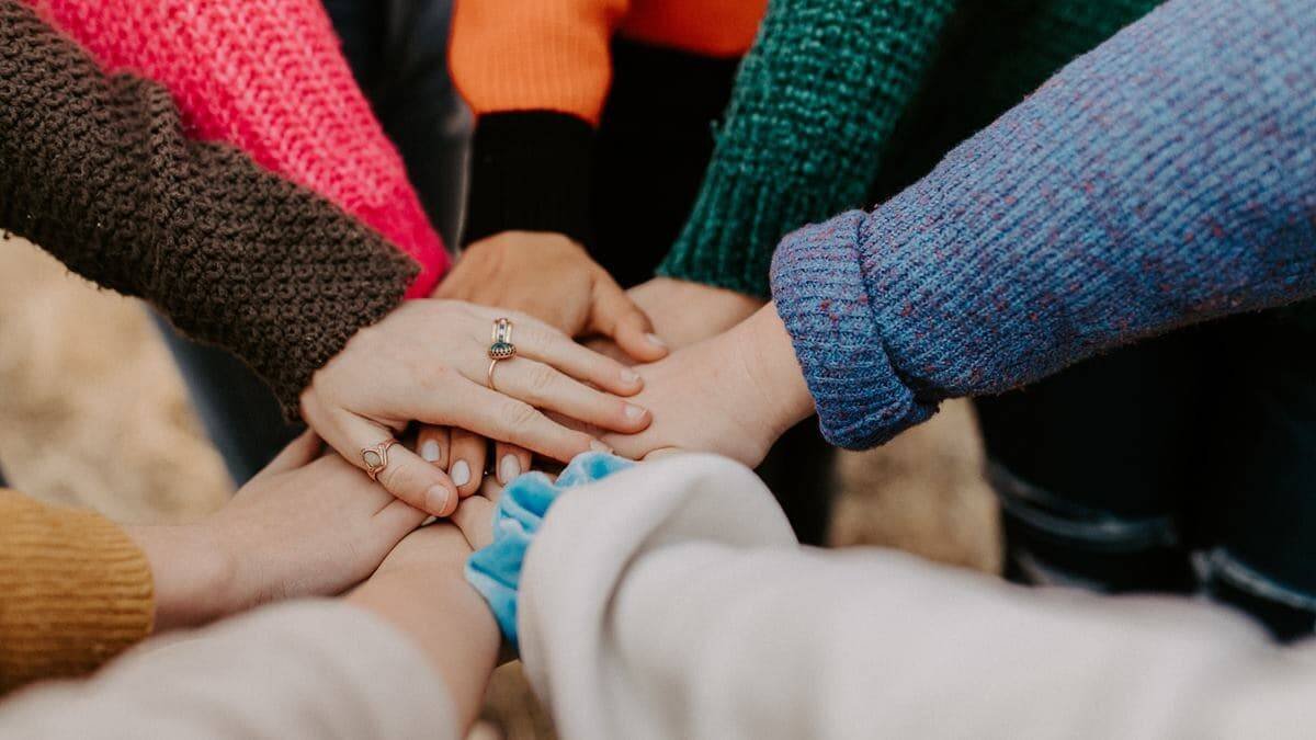 El hombre es un ser constitutivamente vulnerable y limitado, necesita a los demás. No puede ni siquiera nacer ni morir por sí mismo. Foto: Hannah Busing / Unsplash.