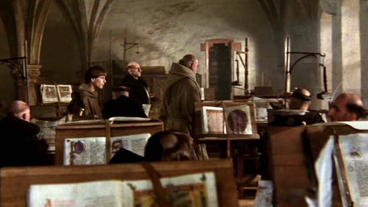 El trabajo de los monjes copiando y comentando textos antiguos o provenientes de otras culturas contribuyó decisivamente a los avances científicos medievales. Fotograma de la película «El nombre de la rosa» (1986), de Jean-Jacques Annaud,