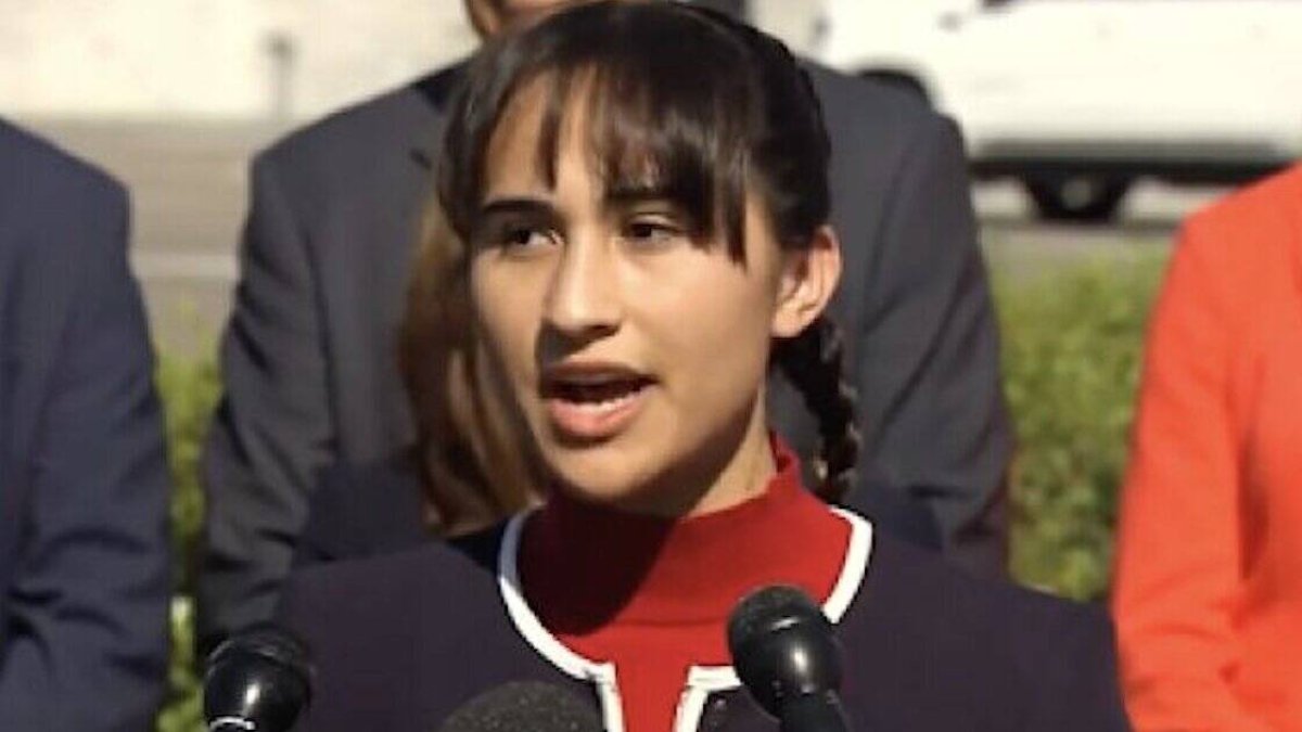 Chloe Cole se ha convertido a sus 18 años en un referente contra los desmanes de las operaciones de cambio de sexo.