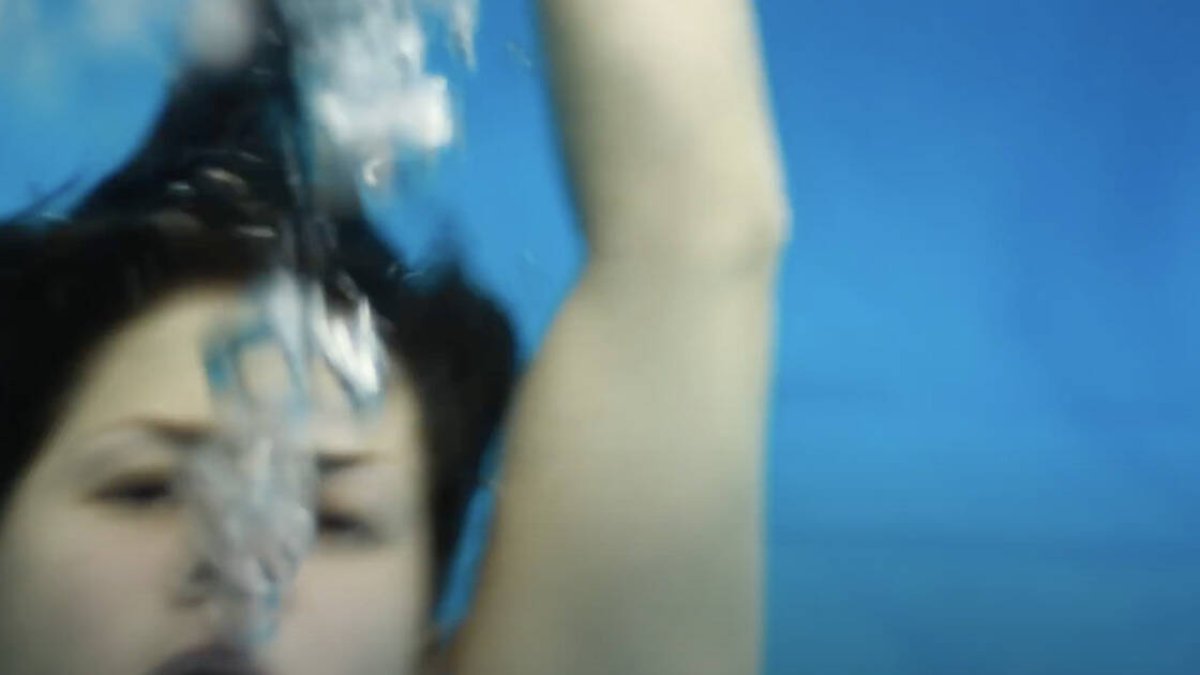 Te has angustiado tantas veces buscando la razón por la cual el mundo no es un lugar luminoso y feliz. El mal nos sorprende siempre por su maldad gratuita, ¿por qué? La pregunta queda sin respuesta. ¿Por qué a mí? ¿Por qué soy así? Este vídeo aporta luz.