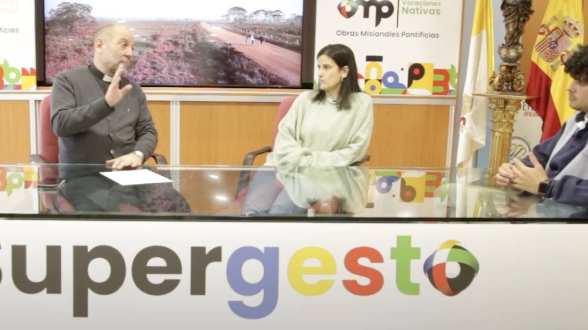 Grilex y Patricia Trigo protagonizan la tertulia de Supergesto, en la que hablan de la Navidad con un comunicador que ha vivido con cristianos perseguidos.
