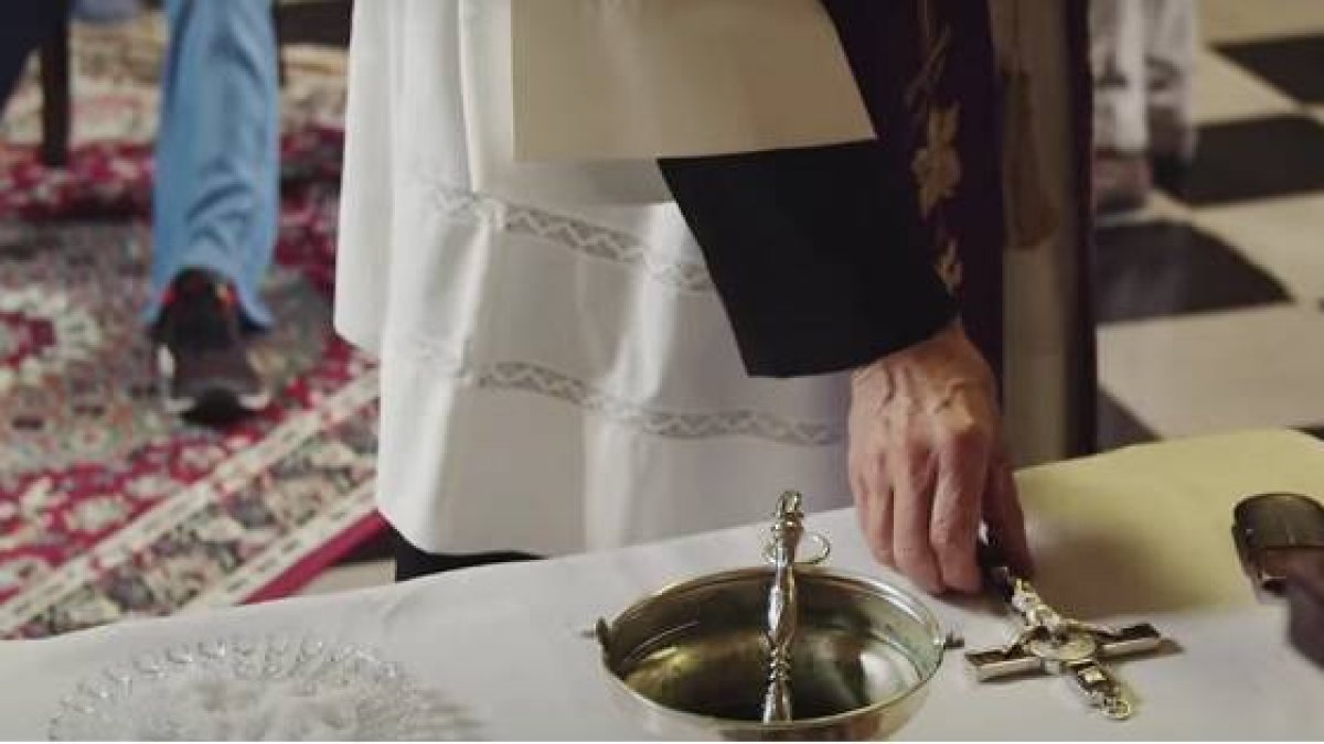 Una escena de la película italiana Libera Nos, documental sobre exorcistas reales pero con escenas con actores