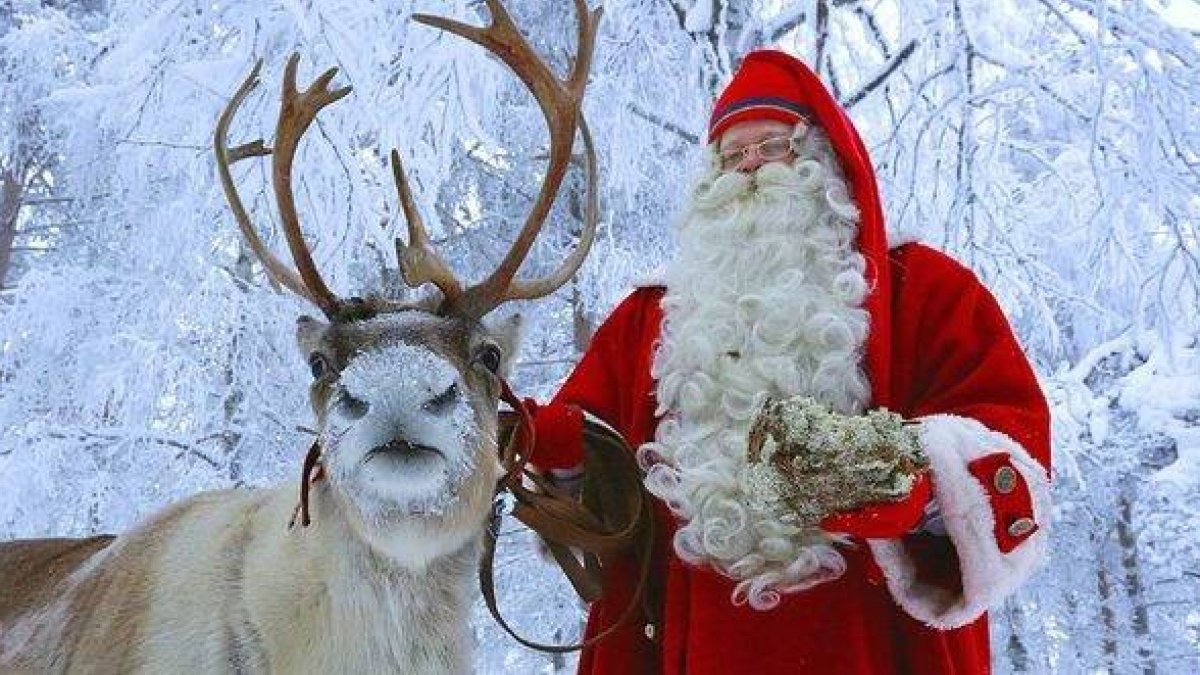 El Santa Claus finlandés de Rovaniemi con sus renos... un obispo del sur y una iconografía del norte