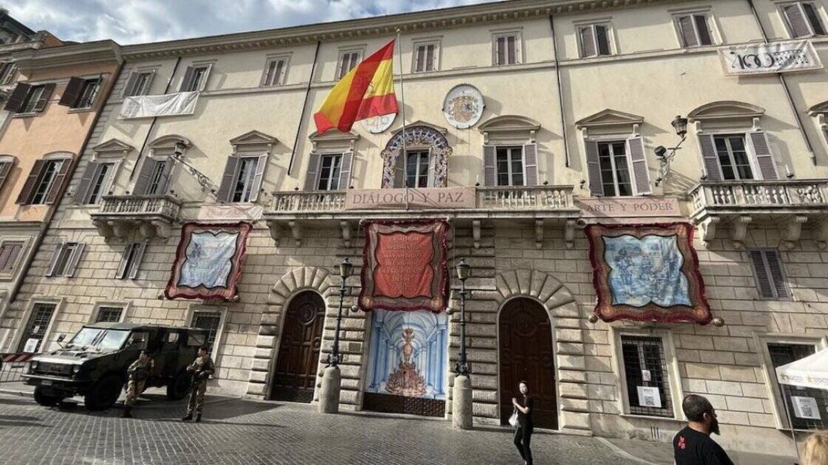 La Embajada de España ante la Santa Sede fue creada en 1475 por los Reyes Católicos y según la tradición, se considera que el primer embajador permanente del Reino de España en la península italiana fue Gonzalo de Beteta en torno al 1480.
