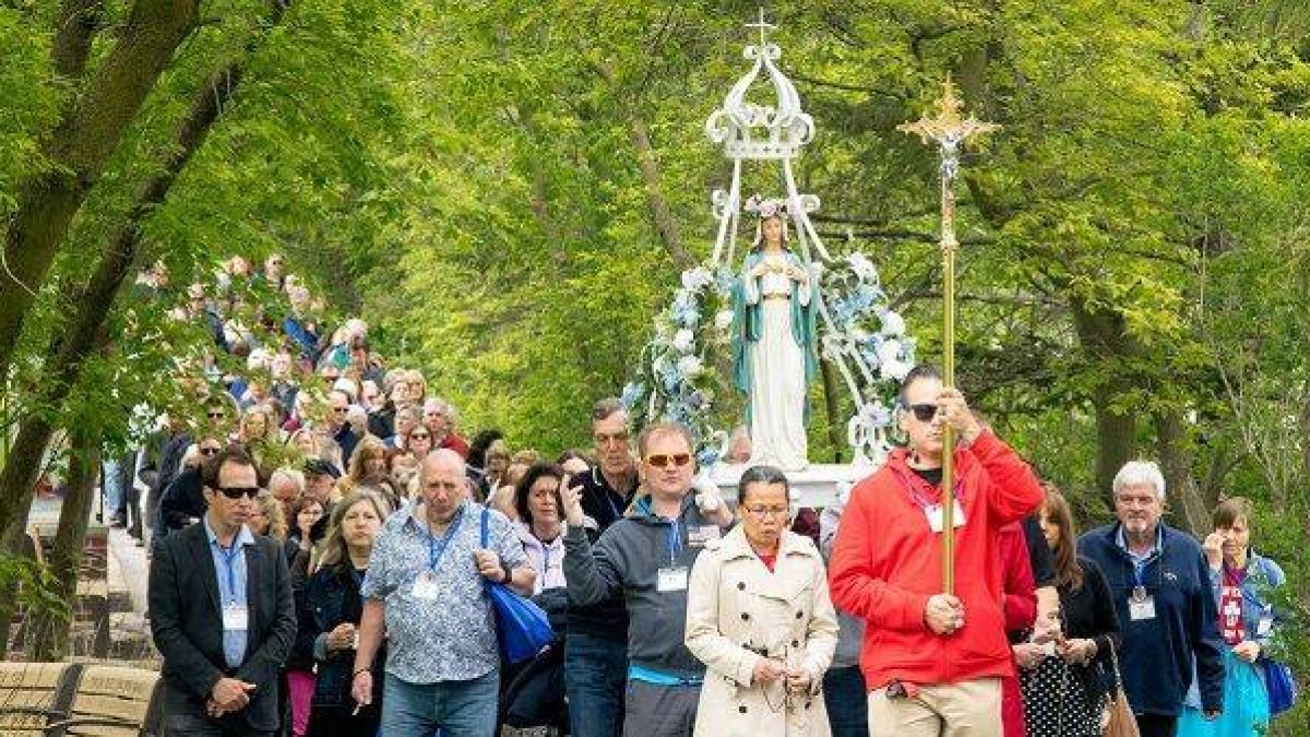 Procesión de la Asunción de la Virgen en Champion, Wisconsin, lugar de las apariciones a Adele Brise