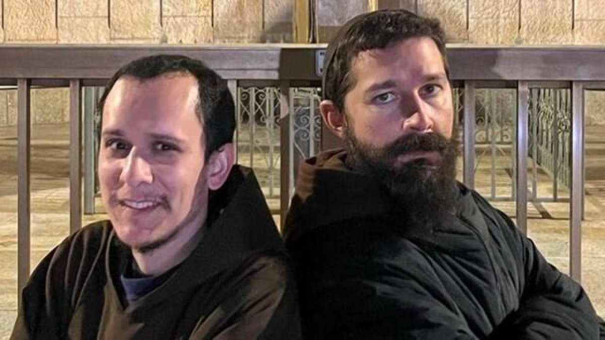 Shia LaBeouf (a la derecha de la foto), junto con uno de los frailes franciscanos con los que ha convivido para rodar la película sobre el Padre Pío.