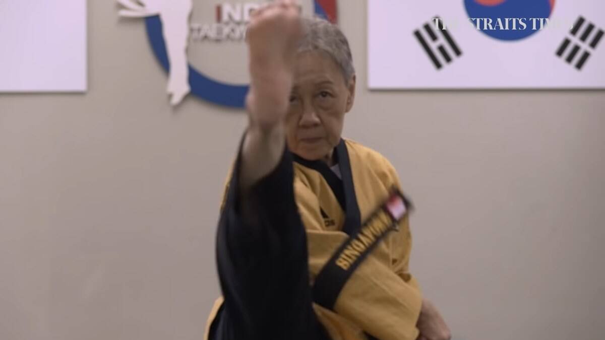 Linda Sim es misionera franciscana y usa el taekwondo en terapias de niños con cáncer.