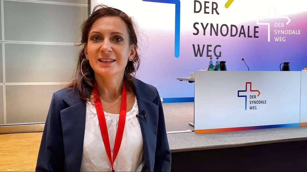 La periodista Dorothea Schmidt, que formaba parte del camino sinodal alemán, decidió abandonarlo ante su deriva indudablemente cismática. Imagen: captura del canal de Youtube de la conferencia episcopal alemana.
