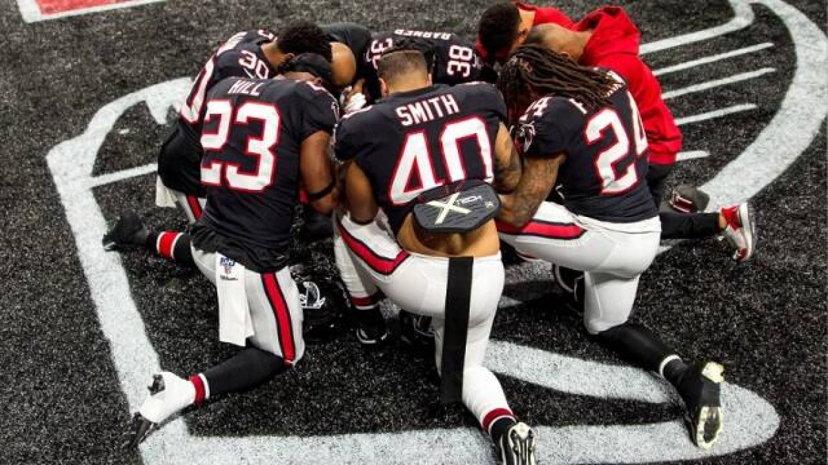 Atletas de los Atlanta Falcons rezan - la religiosidad va ligada a hábitos sanos y mejor salud, también del corazón