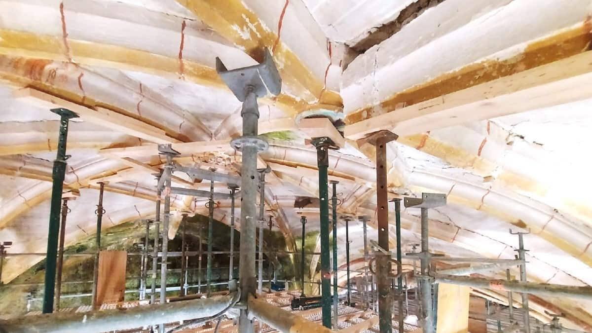 La bóveda del siglo XV de la iglesia de San Lorenzo Mártir en Fuenteodra amenaza colapso si no se repara.