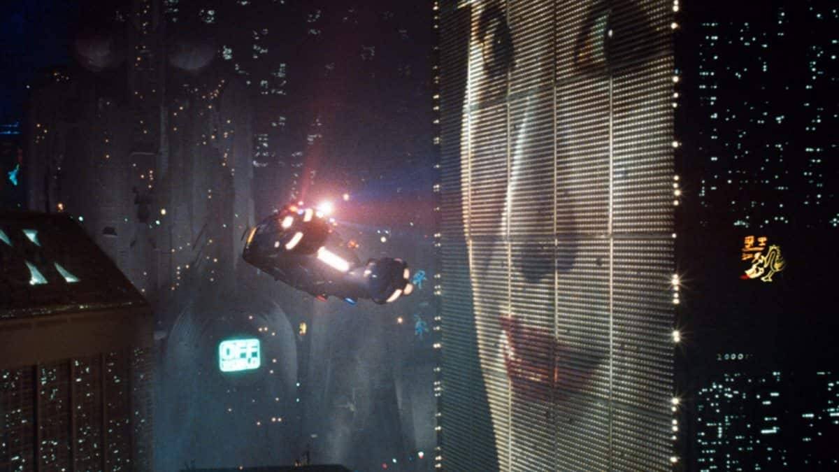 Una parte de la 'fantaciencia' presenta una visión del futuro pesimista en la que Dios no cabe. En la imagen, una icónica escena de paisaje urbano en 'Blade Runner' (1982) de Ridley Scott.