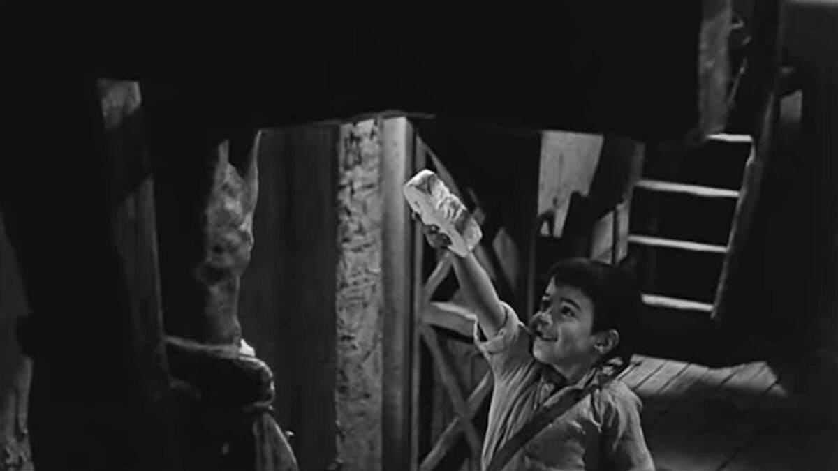 Pablito Calvo, en una escena impresionante: el encuentro de Marcelino Pan y Vino con Jesús Crucificado en la película de Ladislao Vajda de 1954.